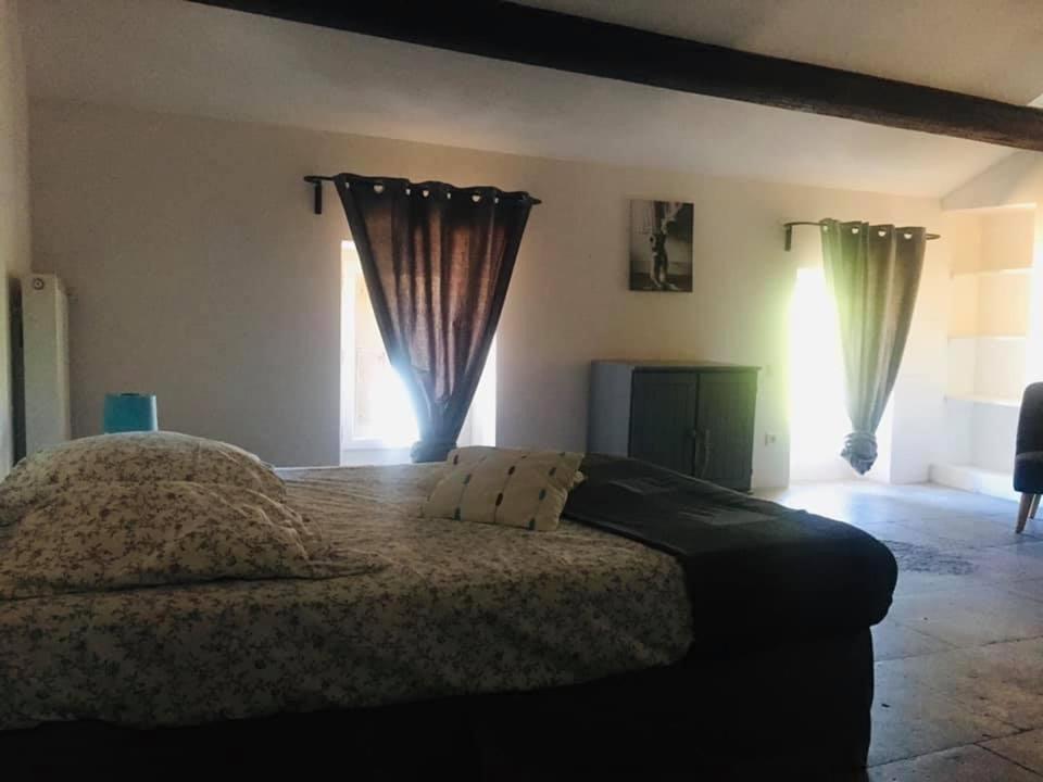 Hotel Aux Pieds Tanques à Barbentane Extérieur photo