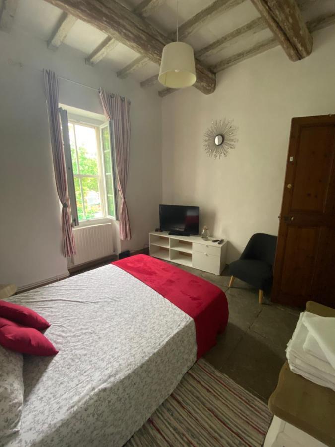 Hotel Aux Pieds Tanques à Barbentane Extérieur photo